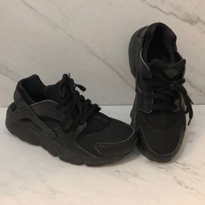 Nike 6 Youth All Black Huaraches UNBOXED Used